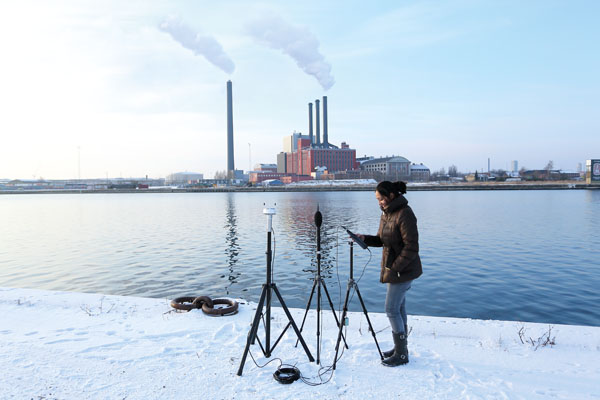 Meritev hrupa v okolju z merilnikom zvoka in vremensko postajo. Fonometer.