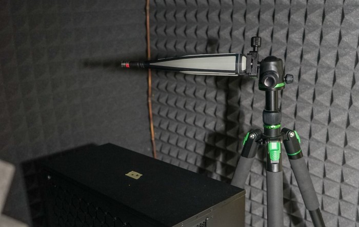 Meritev hrupa računalnika z ročnim merilnikom zvoka v improvizirani gluhi sobi