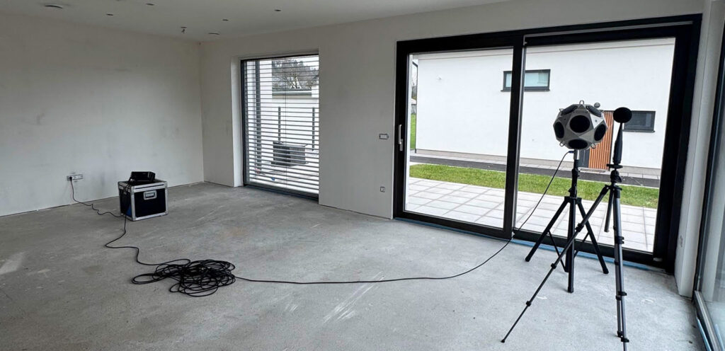 Mjerač razine zvuka 2255 zajedno sa zvučnikom tijekom mjerenja za istraživanje zvučne izolacije drvenih zgrada.